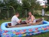 No ty pływamy łódką w basenie...