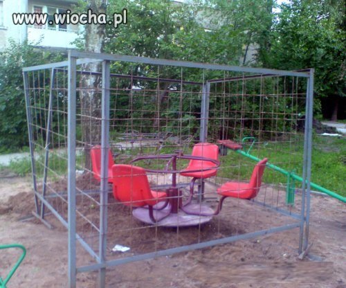 Nowa karuzela na placyku, a dzieci patrzą i płaczą