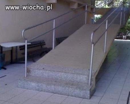 Podjazd dla inwalidów.