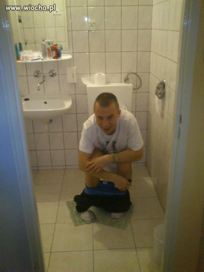 Następna gwiazda  na kibelku ! 