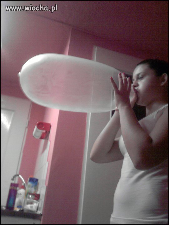 Dmuchanie prezerwatywy.