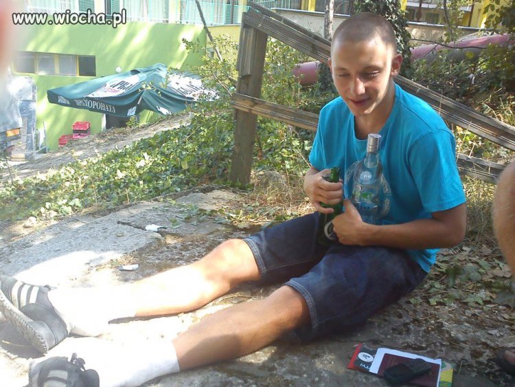 Ledwie siedzi ale wódeczke i browarka mocno trzyma