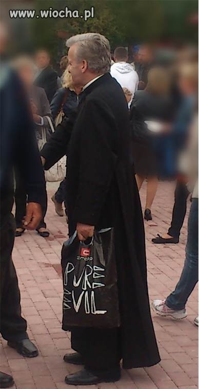 Ksiądz na "dżakupach"