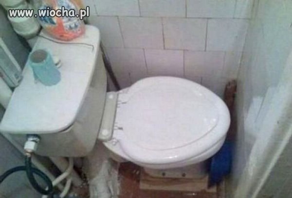 Taki tam kibel przy ścianie