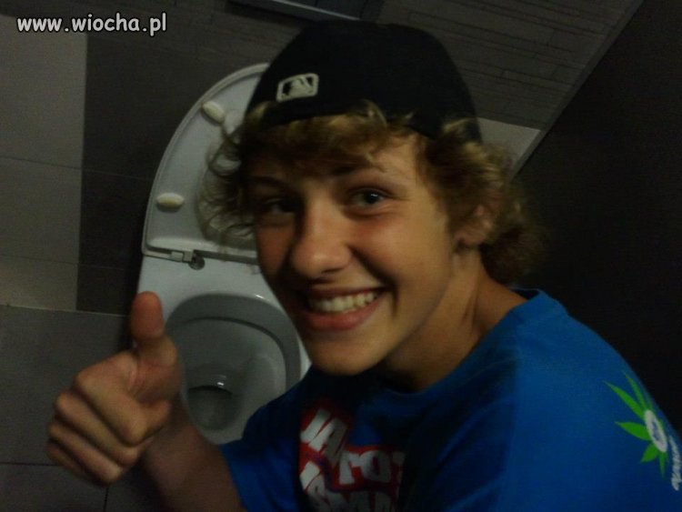 Wiocha  na tle wc
