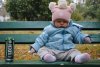 Focia maluszka z piwem w tle