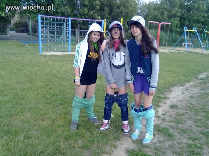 Lans na spuszczone  spodni..