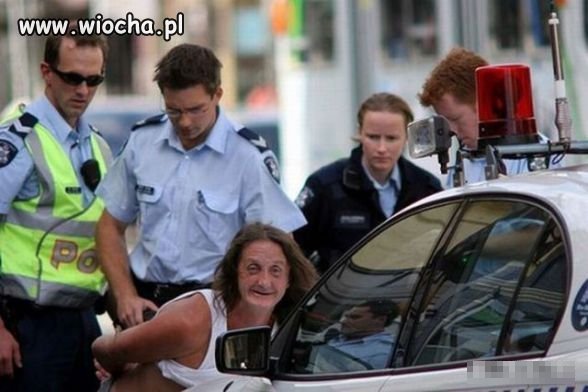4 policjantów łapie groźnego bandytę 