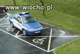 Inteligentne parkowanie policjantów.