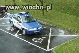 Inteligentne parkowanie policjantów.