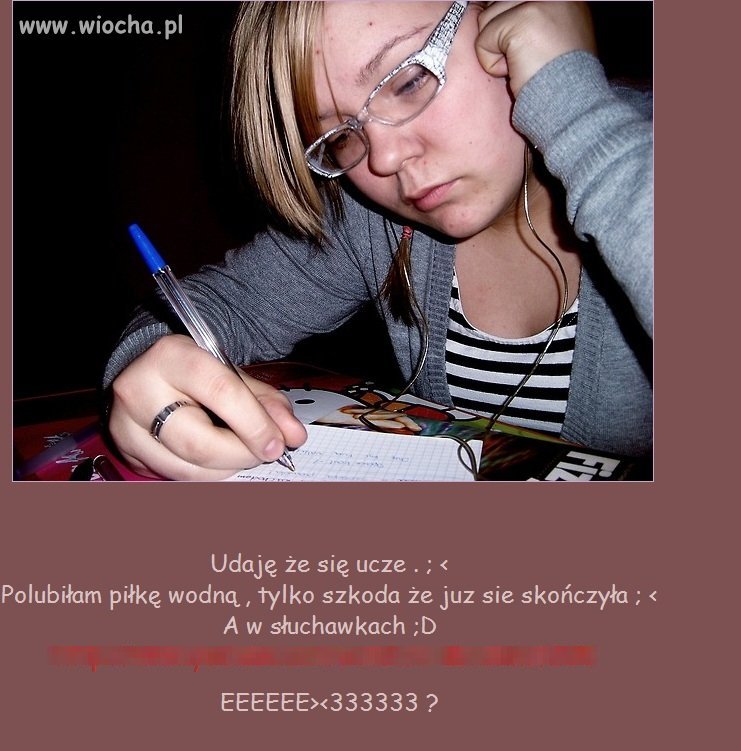 Udaje że się ucze ;