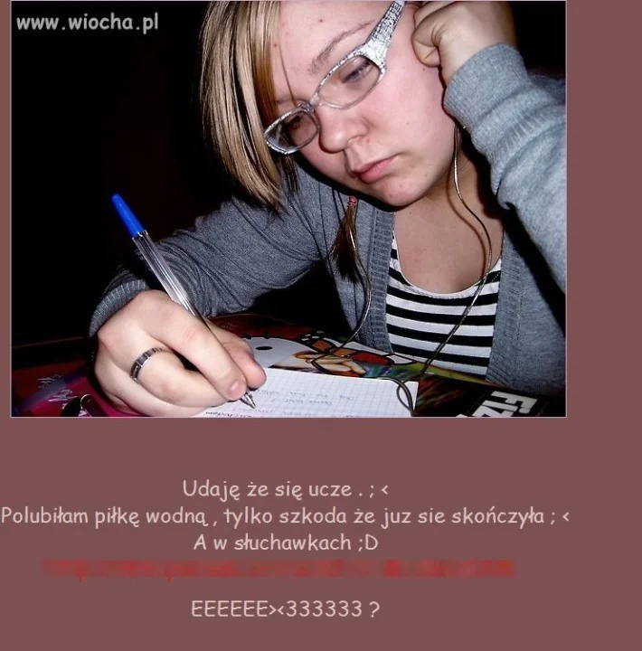 Udaje że się ucze ;