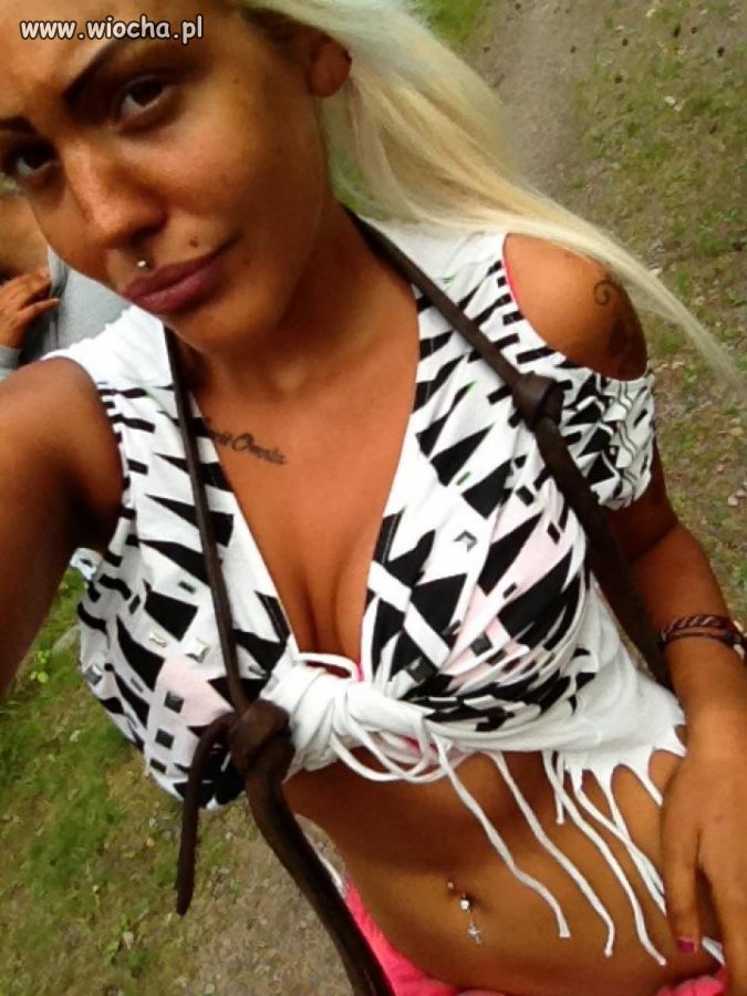 Kolczyk w ryju, kilo tapety...