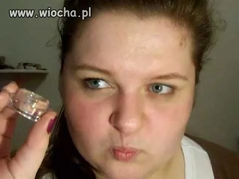 Nakładanie bazy do powiek. 