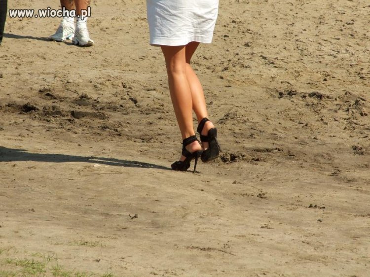 Na plażę koniecznie w szpilkach