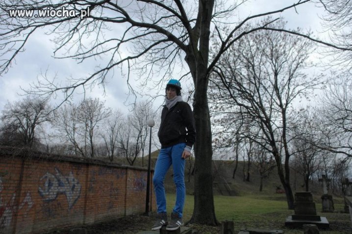 Nie dość, że tapeta i te rurki to jeszcze na grobie