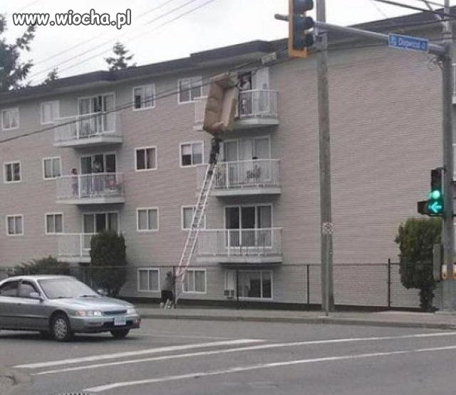 Jak nie drzwiami to przez balkon...