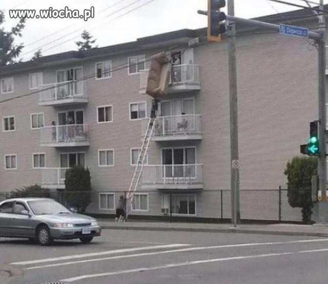 Jak nie drzwiami to przez balkon...