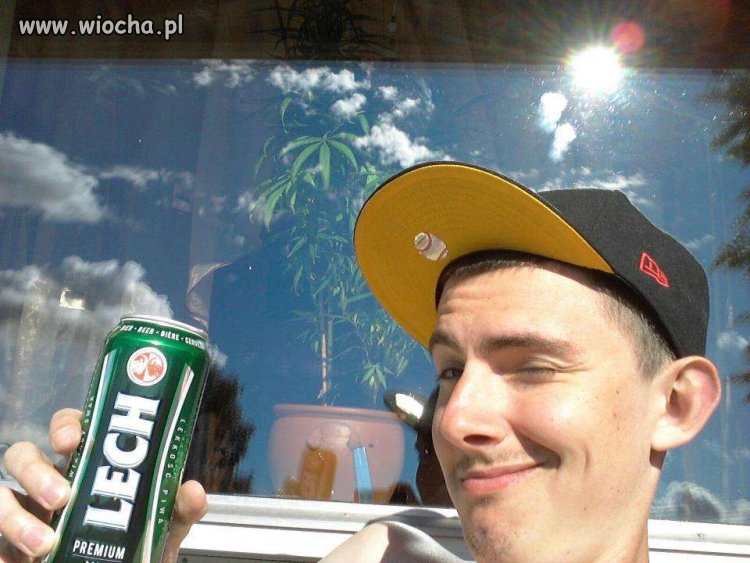 Szpan na piwo a za oknem marycha.