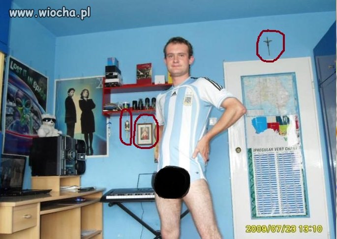 Krzyże, obraz z Jezusem i goły ptak