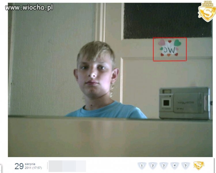 WC i serduszka w tle. 