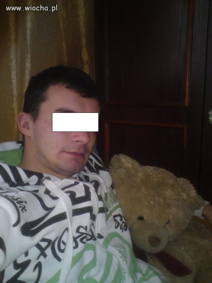 Duży chłopiec lubi małe misie