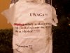 Weterynarz młody w okularach wykonuje zabiegi 