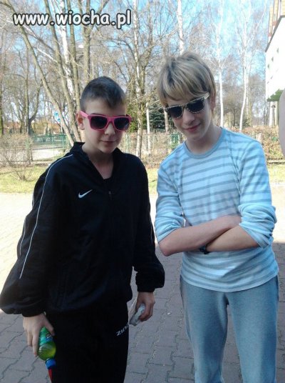 Szpan damskimi okularkami