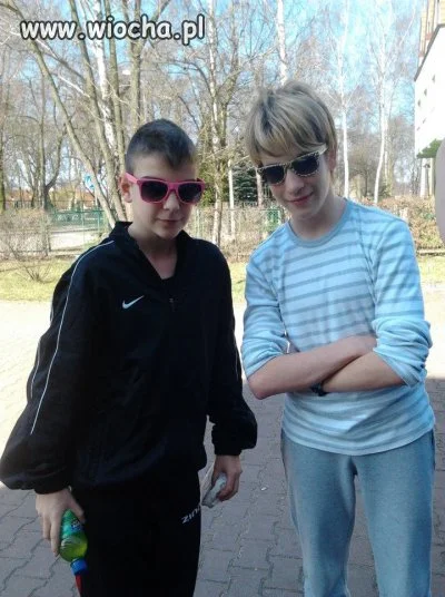 Szpan damskimi okularkami