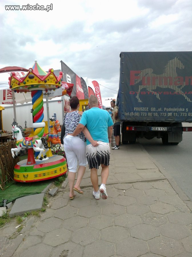 Bo trzymanie się za ręce