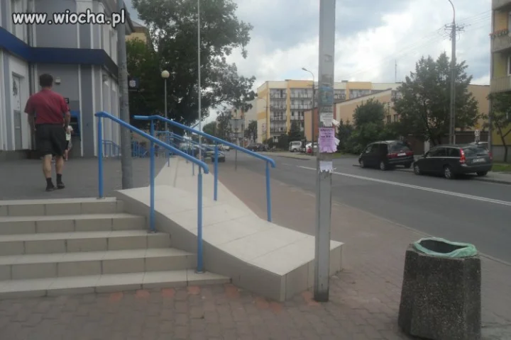 Podjazd dla niepełnosprawnych w Mińsku Maz.