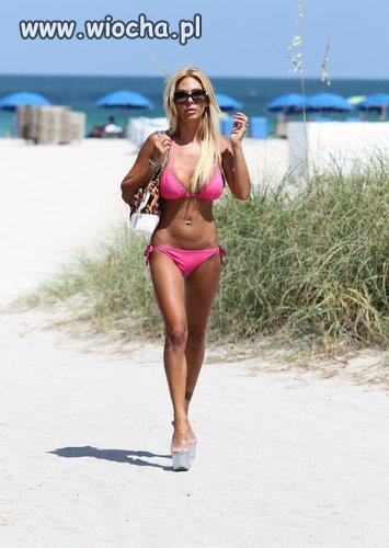 Moda , modą .. ale , żeby w szpilkach na plaże ? 