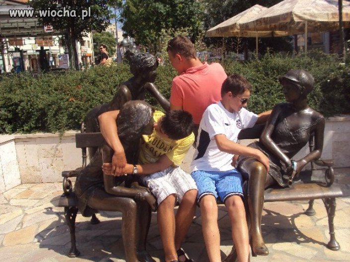 Lans przy pomnikach. Podpis pod zdjęciem: