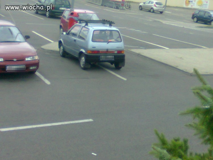 Takie duży, że aż potrzebuje 2 miejsc parkingowych 
