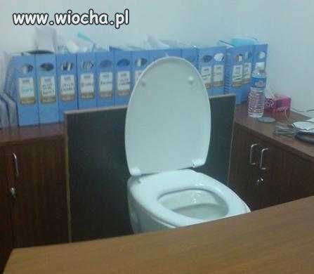 Toaleta zamiast krzesła