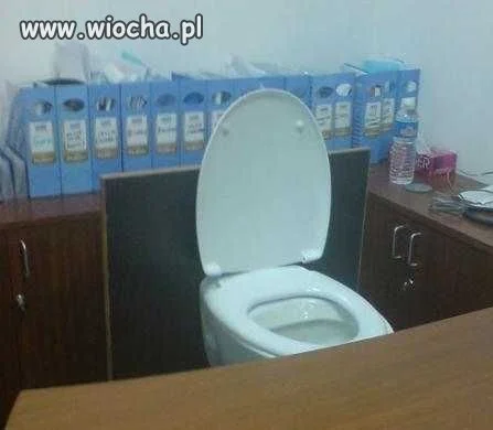 Toaleta zamiast krzesła