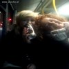 Szpan piciem piwa w autobusie.