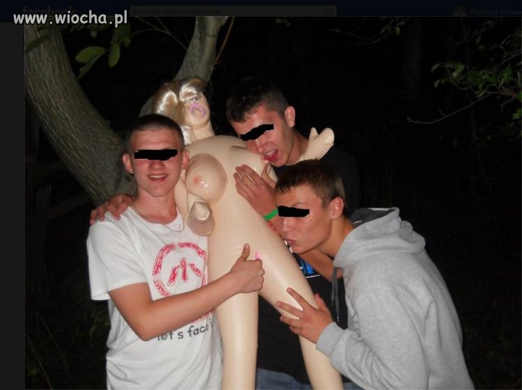 Chłopcy dorwali się do lalki...