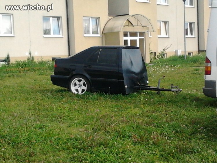 Ktoś chyba bardzo kochał swoje autko,