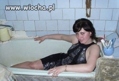 Władowała się do wanny w sukience na bal...