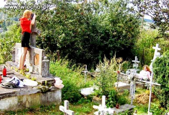 Sesja zdjęciowa na cmentarzu