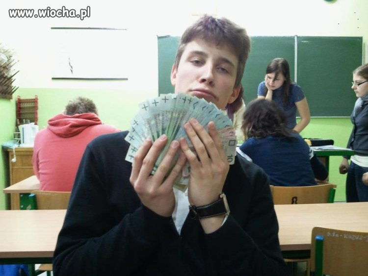 Chwali się nie swoją kasą.