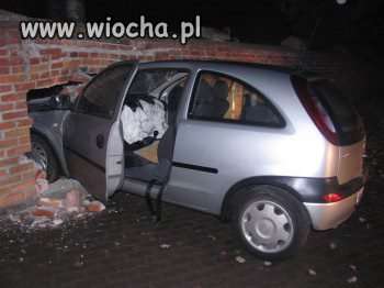 Corsa w cmentarnym murze 