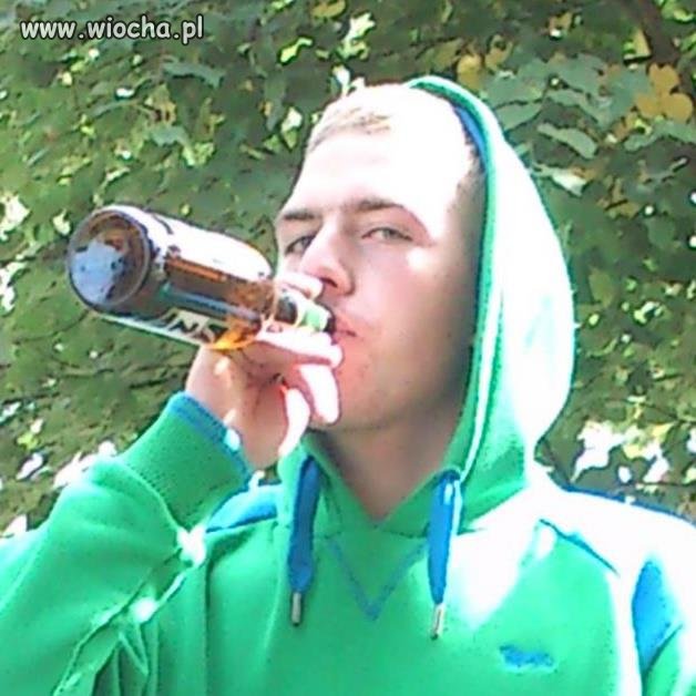 Kolejny raz musiał się piwem polansować...