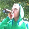 Kolejny raz musiał się piwem polansować...
