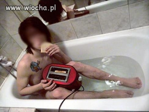 Podczas kąpieli... z tosterem