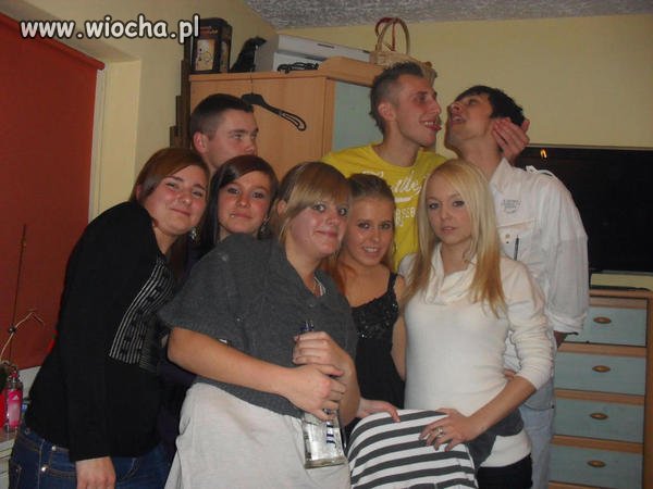 Zdjęcie ładne, ale co koledzy z tyłu chcą zrobić?