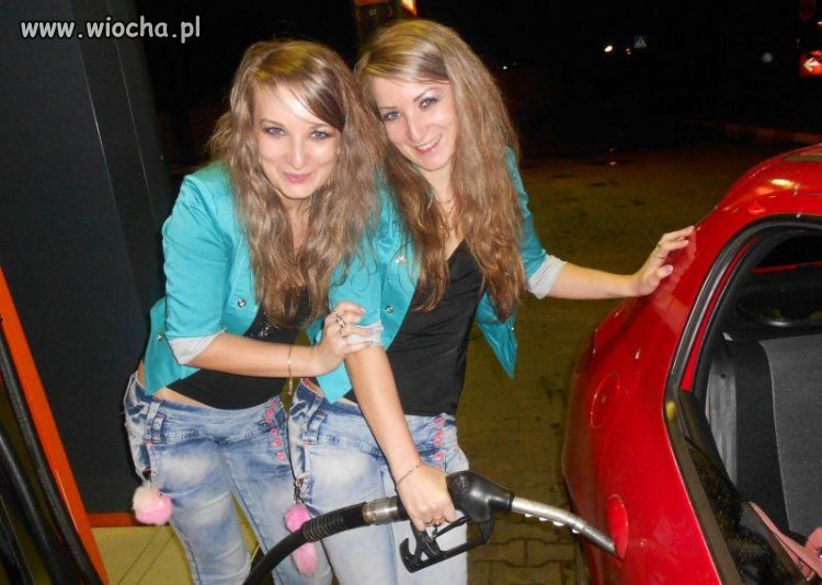 Z siostrą tankujemy nasze Ferrari...