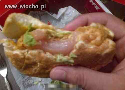 Niedosmażony kurczak burgerze