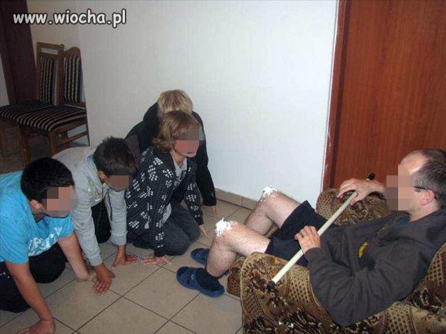 Zabawa w kolanko. Dzieci liżą księdza-dyrektora!